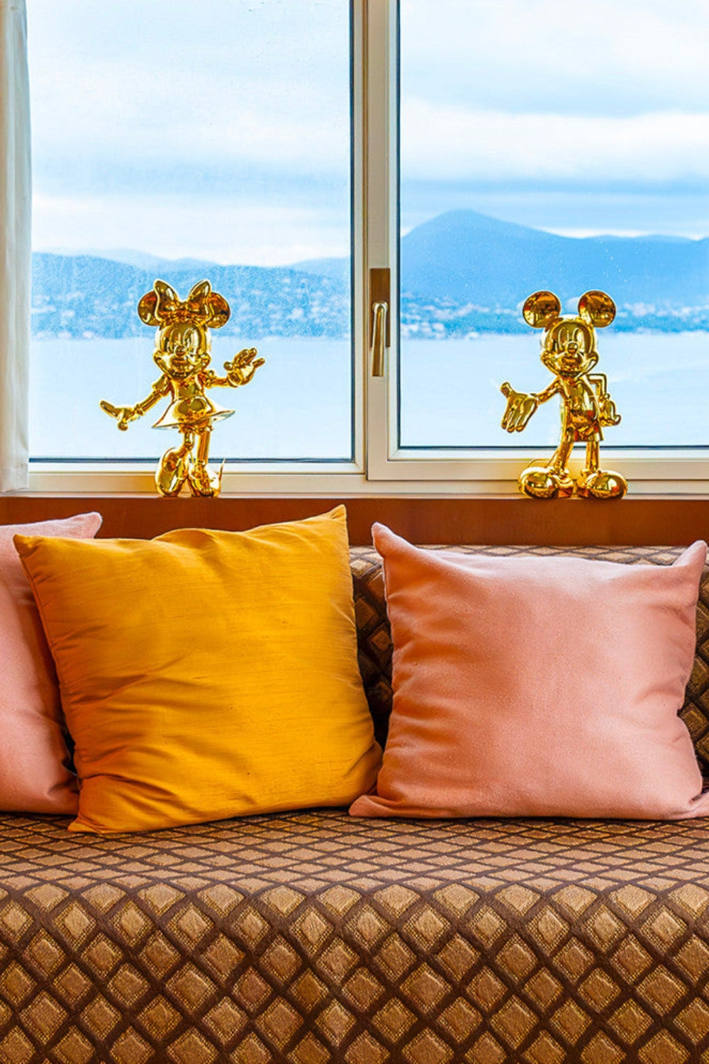 Minnie Welcome Small Chromed Figurine - Gold