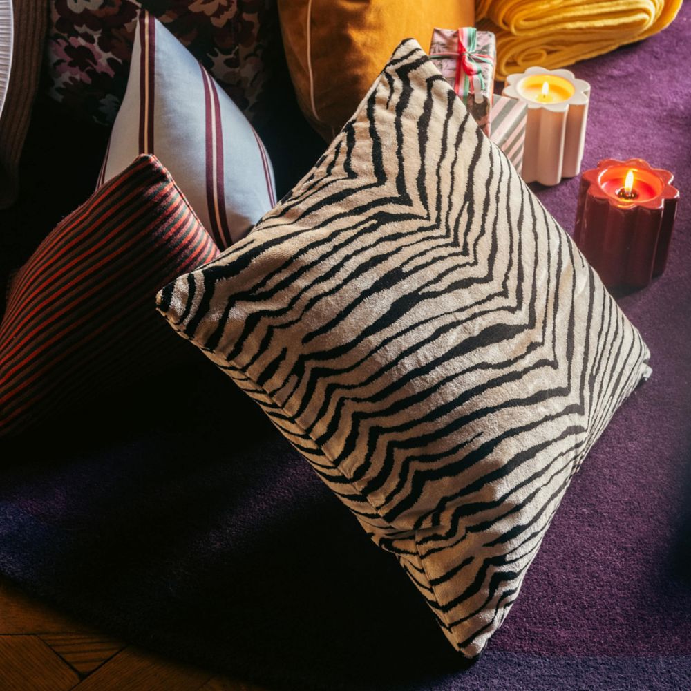 Carino – Tiger Velvet Cushion (50cm x 30 cm)
